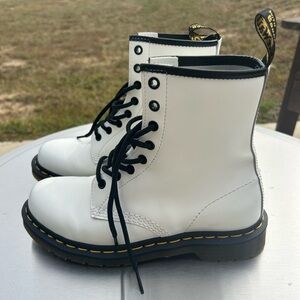 Dr. Martens Smooth Leather Lace Up Boots: W, size 7.5, white, new condition!